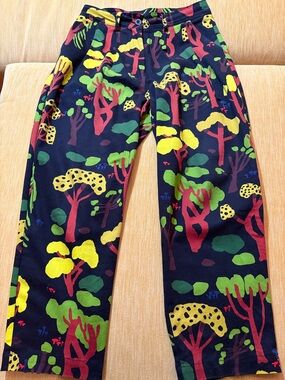 Forest print delivers on pleated cropped pants